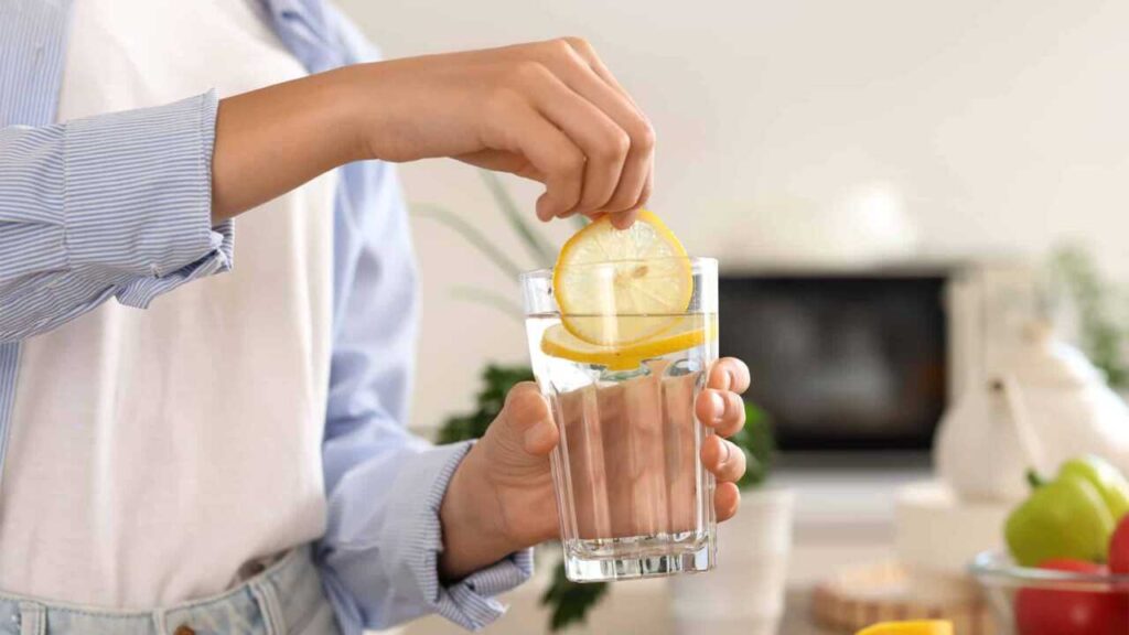 Voda s citronem nalačno vás nezhubí ani nedetoxikuje. Dietoložka to vysvětluje